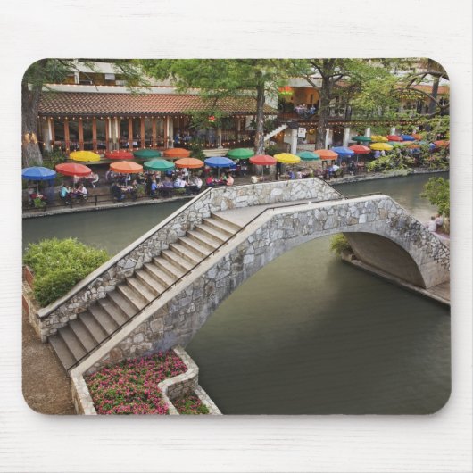 2つの橋が架かるRiver Walk沿いの屋外カフェ マウスパッド (正面)
