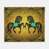 2つの民俗黒いFriesianのバイキングのハートの金ゴールドかターコイズ フリースブランケット (正面(横))