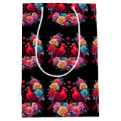 2つの深紅色とカラフルバラとハート ミディアムペーパーバッグ (正面)