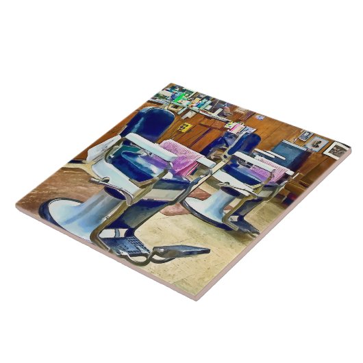 2つの理容師チェアとピンクのストライプの理容師キャップ タイル (側面)