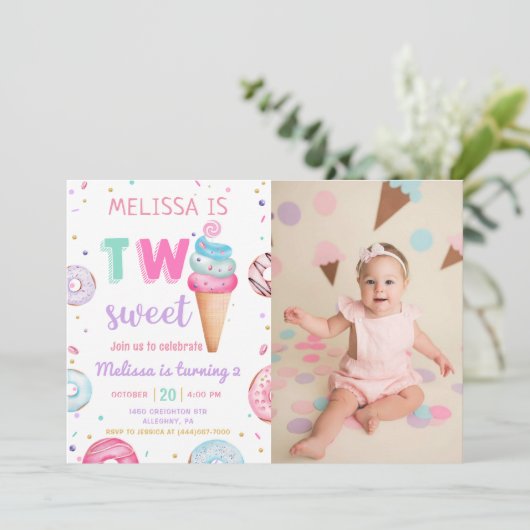 2つの甘いアイスクリームドーナツ2nd誕生日の写真 招待状 (スタンド正面)