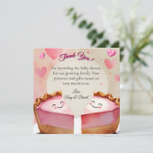 「2つの甘いエンドウ豆をパイに！」 - Twin Baby Girl Shower サンキューカード (スタンド正面)