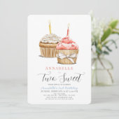2つの甘いカップケーキガール2nd誕生日 招待状 (スタンド正面)
