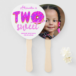 2つの甘いドーナツ2nd誕生日ピンクの女の子フォトバック ハンドファン