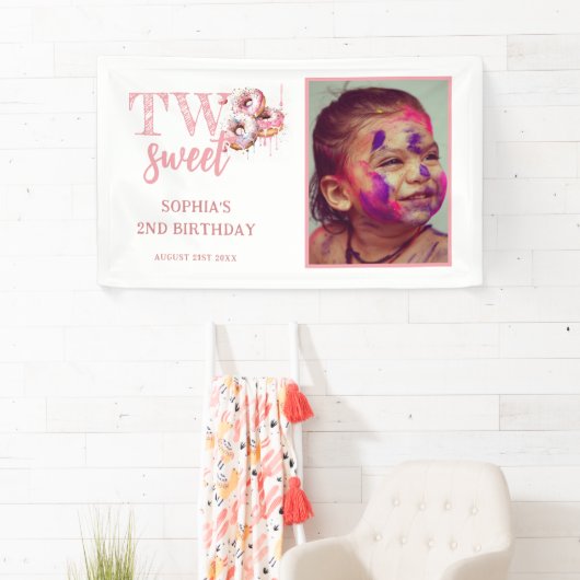 2つの甘いピンクのドーナツのフォトガール2nd誕生日 横断幕 (インサイチュ)