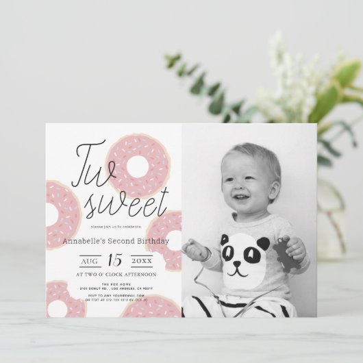 2つの甘いピンクのドーナツの女の子の写真2番目の誕生日 招待状 (スタンド正面)
