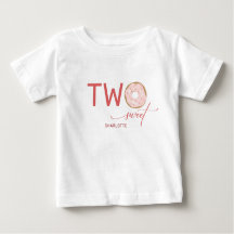 2つの甘いピンクのフロステッドドーナツの女の子の2番目の誕生日