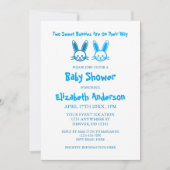2つの甘いブンニースツインボーイズ赤ちゃんシャワー 招待状 (正面)