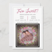 2つの甘い可愛いピンクモダンツイン女の子誕生 案内状 (正面)