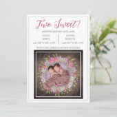 2つの甘い可愛いピンクモダンツイン女の子誕生 案内状 (スタンド正面)