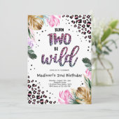 2つの生まれBeワイルドジャングルヒョウ印刷誕生日 招待状 (スタンド正面)
