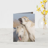 2つの白いスタリオンズヤウン馬グリーティングカード カード (黄色い花)