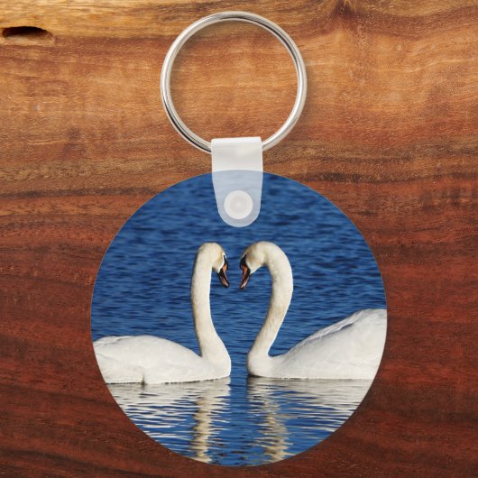 2つの白いスワンズ型枠ハート標識 キーホルダー (正面)