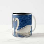 2つの白いスワンズ型枠ハート標識 ツートーンマグカップ (正面右)