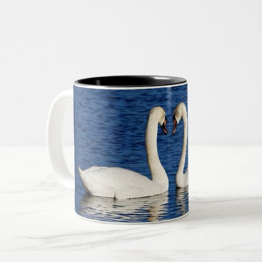 2つの白いスワンズ型枠ハート標識 ツートーンマグカップ (正面左)