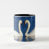 2つの白いスワンズ型枠ハート標識 ツートーンマグカップ (中央)