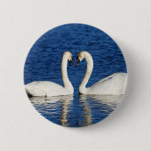 2つの白いスワンズ型枠ハート標識 缶バッジ (正面)