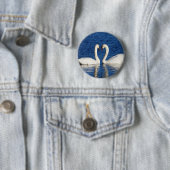 2つの白いスワンズ型枠ハート標識 缶バッジ (インサイチュ)