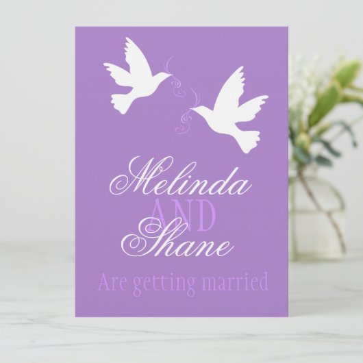 2つの白い愛の鳥の紫の結婚式フォーマルを招待 招待状 (スタンド正面)