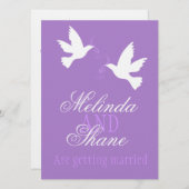 2つの白い愛の鳥の紫の結婚式フォーマルを招待 招待状 (正面/裏面)