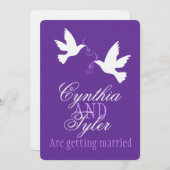 2つの白い愛の鳥の紫色の結婚式を招待 招待状 (正面/裏面)