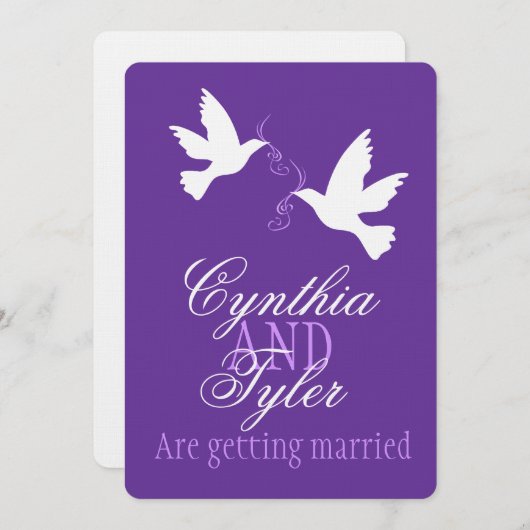2つの白い愛の鳥の紫色の結婚式を招待 招待状 (正面/裏面)
