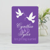 2つの白い愛の鳥の紫色の結婚式を招待 招待状 (スタンド正面)