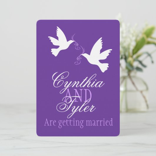 2つの白い愛の鳥の紫色の結婚式を招待 招待状 (スタンド正面)