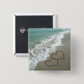 2つの砂のハートのビーチ、ロマンチックな海 缶バッジ (正面&裏面)