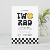 2つの素晴らしい市松模様にハッピー顔2nd誕生日 招待状 (スタンド正面)