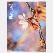 2つの素晴らしい桜の花。ピンク、青 フリースブランケット (正面)