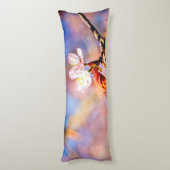 2つの素晴らしい桜の花。ピンク、青 ボディピロー (裏面 (縦))