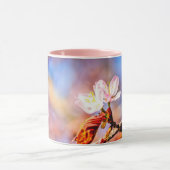 2つの素晴らしい桜の花。ピンク、青 マグカップ (中央)