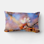 2つの素晴らしい桜の花。ピンク、青 ランバークッション (裏面)