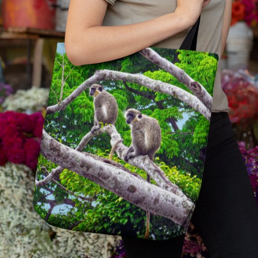 2つの緑のモンキーツリーに座ってプリントトートバッグ トートバッグ