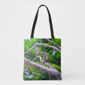 2つの緑のモンキーツリーに座ってプリントトートバッグ トートバッグ (正面)