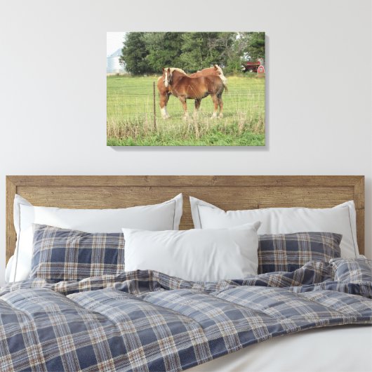 2つの美しい琥珀の馬が農場の芸術の隣 キャンバスプリント (インサイチュ (寝室))