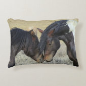 2つの茶色の野生の馬のヌズリング アクセントクッション (正面)