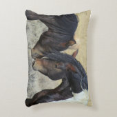 2つの茶色の野生の馬のヌズリング アクセントクッション (正面(垂直))