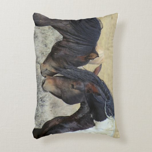 2つの茶色の野生の馬のヌズリング アクセントクッション (正面(垂直))