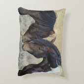 2つの茶色の野生の馬のヌズリング アクセントクッション (裏面(縦))