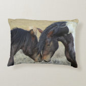 2つの茶色の野生の馬のヌズリング アクセントクッション (裏面)