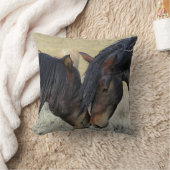 2つの茶色の野生の馬のヌズリング クッション (ブランケット)