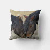 2つの茶色の野生の馬のヌズリング クッション (裏面)