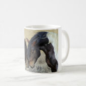 2つの茶色の野生の馬のヌズリング コーヒーマグカップ (正面右)