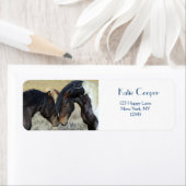 2つの茶色の野生の馬のヌズリング ラベル (インサイチュ)