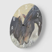 2つの茶色の野生の馬のヌズリング ラージ壁時計 (傾斜)