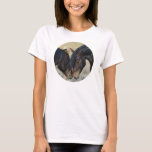 2つの茶色の野生の馬のヌズリング Tシャツ<br><div class="desc">草地で柔らかな瞬間を共有する茶色の野生の馬のペア。この2頭の茶色絵を描の馬は、お互いを楽しんで静かに互いをヌッリング見ることができる。ズンズンと吹いう風が吹いている。力、優しさ、自由を示す。素晴らし馬好き</div>