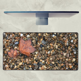 2つの落ちた葉Wet Pebbles Photographic デスクマット