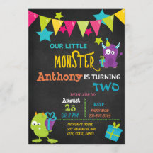 2つの誕生日の招待状を回している小さいモンスター